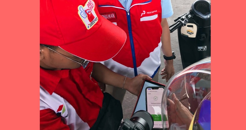 Launching pembayaran menggunakan OVO dan Gopay di aplikasi MyPertamina yang berlangsunh di SPBU Raja Eyato, Jumat (30/12). Hadir dalam launcing tersebut Senior Supervisor Comunication and Relation Pertamina Parta Niaga Region Sulawesi, Taufik Kurniawan, Sales Branch Manager Rayon IV SulutGo, Sandi Saryanto dan Sales Branch Manager Rayon V SulutGo, Afiff Wira Pradana. (Foto Hamdan Abubakar/Gorontalo Post)