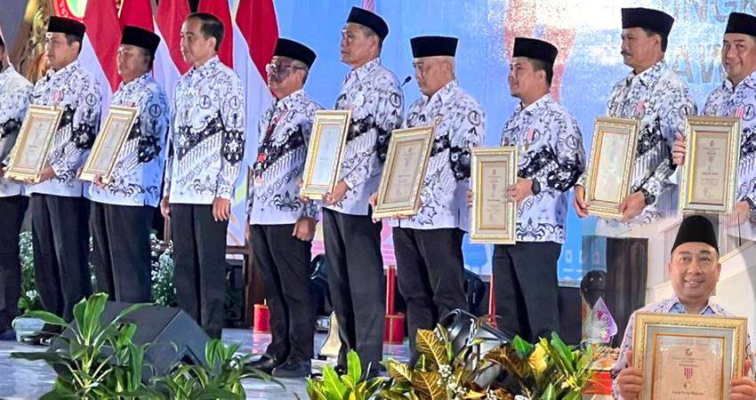 Sejahterakan Guru, Hamim Raih Penghargaan dari PGRI