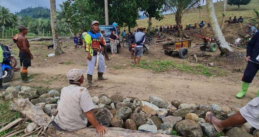Bikin Jalan Tani, Aleg Gotong Royong dengan Warga