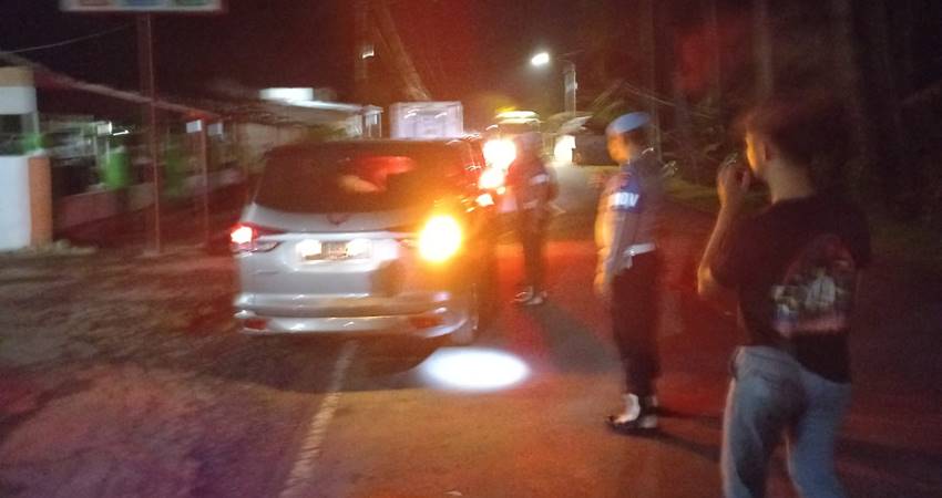 Sejumlah petugas kepolisian saat merazia sejumlah kendaraan yang melintas di perbatasan Gorontalo-Sulut, Desa Kotajin Kecamatan, Atinggola Kabupaten Gorontalo Utara, Selasa (6/12/2022). (Foto: Istimewa).