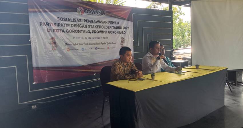 Suasana sosialisasi pengawasan Pemilu partisipatif dengan stakeholder tahun 2022, Kamis (8/12/2022) di Foodpedia. (Foto: Rendi Wardani Fathan/Gorontalo Post)