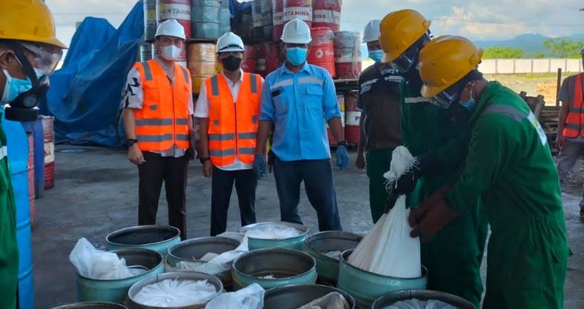 Ratusan Kg sianida dimusnahkan Kejaksaan Negeri Kota Gorontalo, di Kantor Pusat PT. Mitra Hijau Asia Makasar di Kabupaten Barru, Sulawesi Selatan, Rabu, (7/12/22).