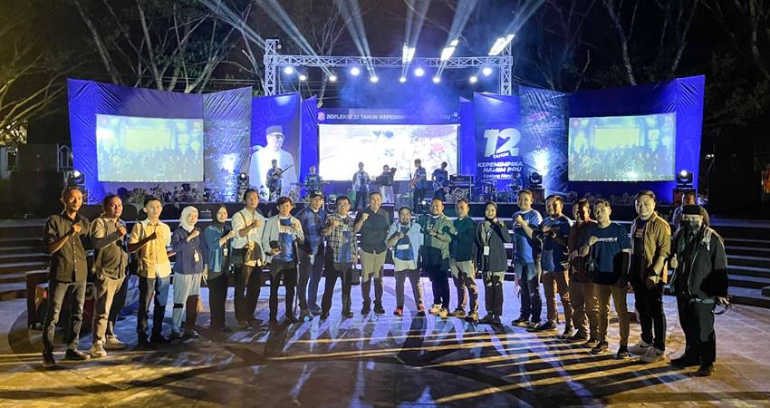 Bupati Hamim Pou usai luncurkan aplikasi Open Data Bone Bolango pada refleksi puncak peringatan 12 Tahun Kepemimpinannya di Amfliteater Mall Pelayanan Publik (MPP) Bone Bolango, Kamis (8/12/2022) semalam. (Foto: Komnfo Bone Bolango).