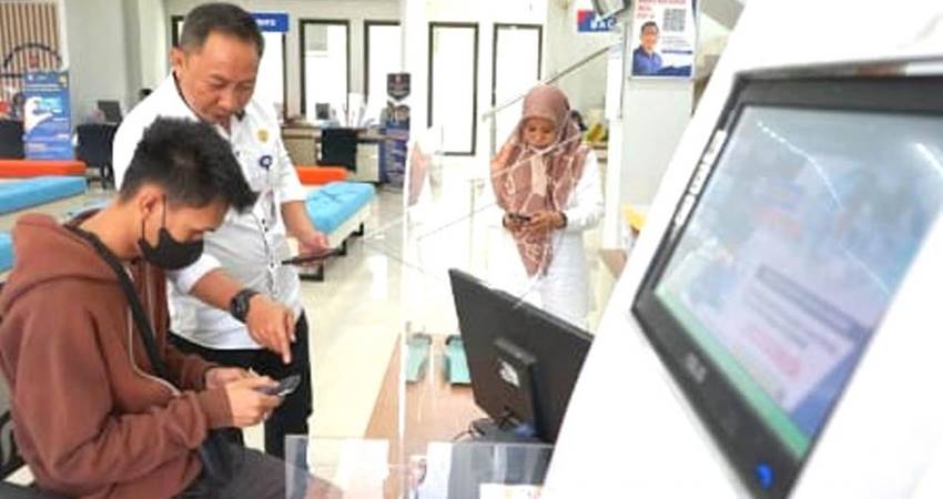 Kadis Dukcapil Oktavianus Rahman saat memantau pelayanan dokumen kependudukan di Mal Pelayanan Publik (MPP) Bone Bolango, baru-baru ini.