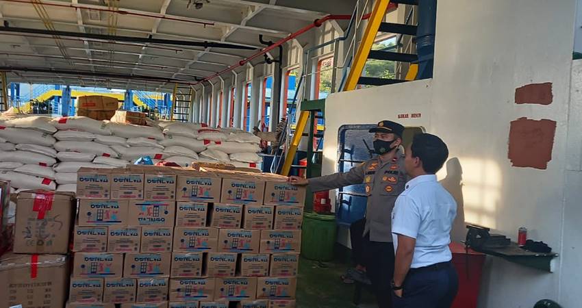 Kapolsek KPG, Ipda Alvan Fauzan,S.Tr.K bersama personel, intens melakukan operasi di dalam kapal, guna memastikan pemberangkatan penumpang berjalan dengan baik, lancar dan aman.