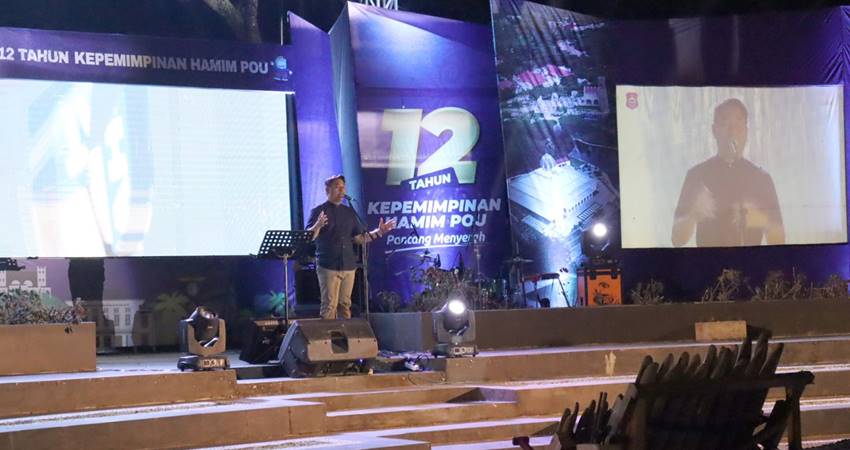 Launching penggunaan aplikasi Open Data Bone Bolango pada malam Refleksi 12 Tahun Kepemimpinan Hamim Pou di Amfliteater Mall Pelayanan Publik Bone Bolango. (F.AKP/Diskominfo)