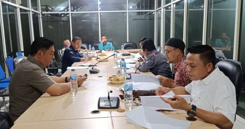 BAHAS. Suasana pembahasan pansus ranperda kawasan kumuh , di ruang Dulohupa DPRD Kabupaten Gorontalo.