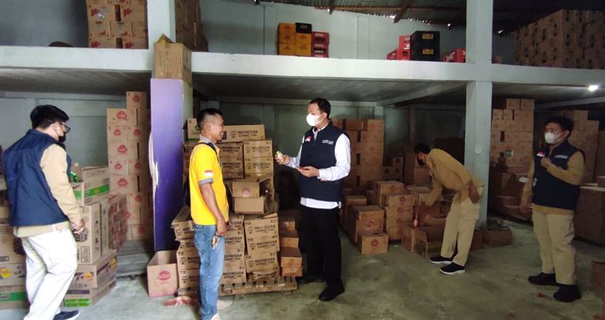 Razia produk makanan dan minuman di dalam gudang salah satu distributor yang ada di Kota Gorontalo oleh BPOM di Gorontalo, Selasa (13/12/22). (Foto: Roy/Gorontalo Post).