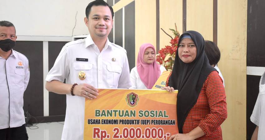 Wakil Wali Kota Gorontalo, Ryan F. Kono, ketika menyerahkan secara simbolis bantuan UEP kepada salah satu penerima bantuan tersebut, Rabu (14/12). (Foto: Prokopim)