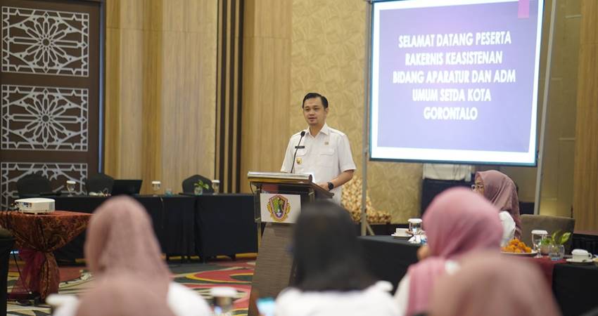 Wakil Wali Kota Gorontalo, Ryan F. Kono, ketika memberikan sambutan sekaligus membuka kegiatan Rakernis Keasistenan III, Rabu (14/12). (Foto: Prokopim)