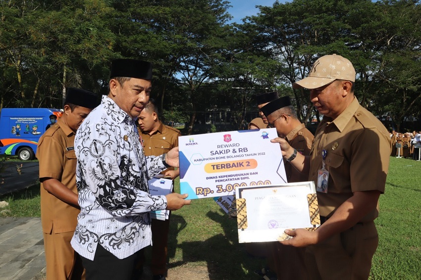 Sepuluh OPD di Bonebol Dapat Reward, Raih SAKIP Terbaik, Bupati Beri Bonus