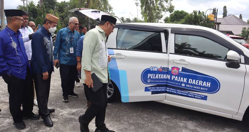 Mobil operasional pelayanan pajak daerah dari BSG Bone Bolango kepada Bupati, Hamim Pou, di RM. Meranti, Kecamatan Tilongkabila, Kamis (15/12/2022). (F.AKP/Diskominfo)