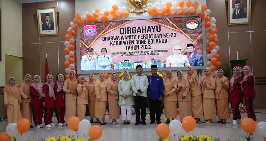 Puncak peringatan HUT DWP ke-23 tingkat Kabupaten Bone Bolango tahun 2022 yang ditandai dengan pemotongan tumpeng buah oleh Ketua DWP Bone Bolango Mariyani Ntoma Liputo, di Aula BPMP Gorontalo, Kamis (15/12/2022). (F.AKP/Diskominfo)