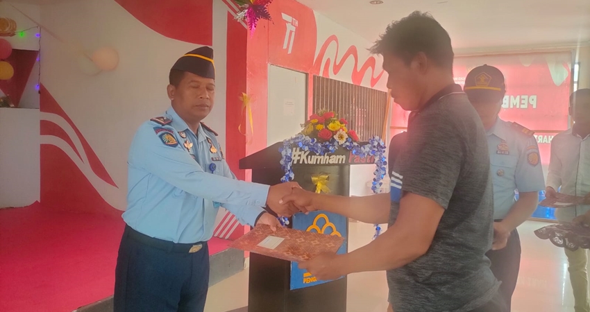 Kalapas Kelas IIB Pohuwato Irman Jaya saat menyerahkan remisi Natal 2022 kepada salah satu napi.