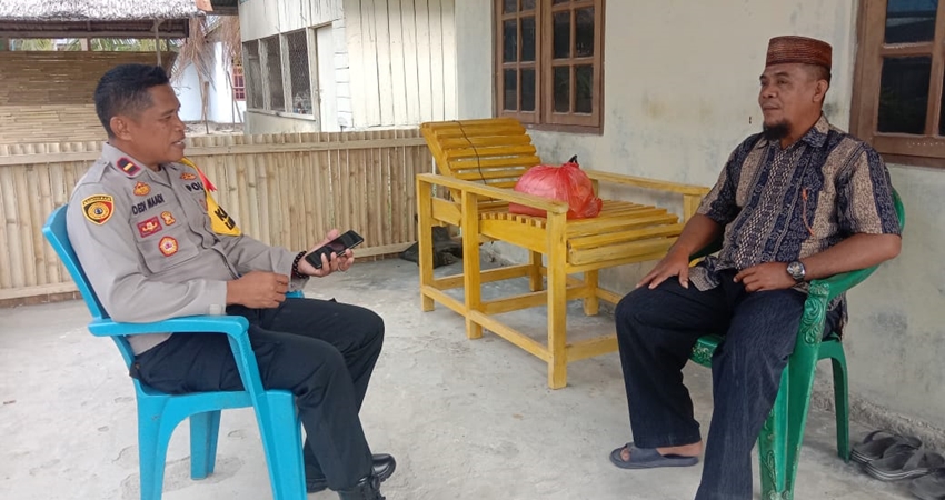 Kapolsek Paguyaman Pantai, Ipda Dedi Maadi,S.Sos, mendengarkan langsung keluhan dari masyarakat yang ada di Desa Bubaa.