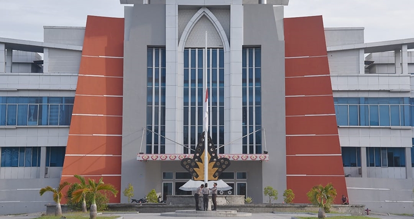 Bendera setengah tiang yang berkibar di halaman rektorat UNG.