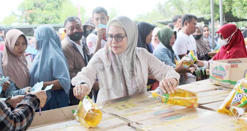 Dua Jam 2.000 Paket Sembako Ludes, Saat Pasar Murah Kerjasama Pemprov dan Pemkab Bonebol di Tumbihe