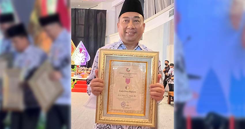 Hamim Persembahkan Penghargaan Anugerah Dwija Praja Nugraha untuk Mendiang Ibunya