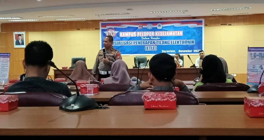 Kasubdit Gakkum Dit Lantas Polda Gorontalo, Kompol Busroni,S.I.K,M.H saat memberikan sosialisasi terkait dengan penerapan ETLE.