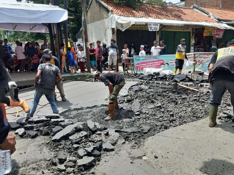 Jalan di Kota Bandung Amblas Sepanjang 7 Meter, Ini Penyebab