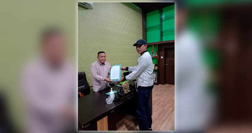 Hais Rahmola selaku warga saat mengadukan Camat Mootilango dan aspirasi tersebut diterima langsung oleh Ketua DPRD Syam T Ase.