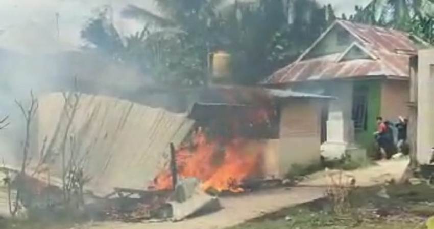Dua Rumah Semi Permanen di Isimu Utara Terbakar