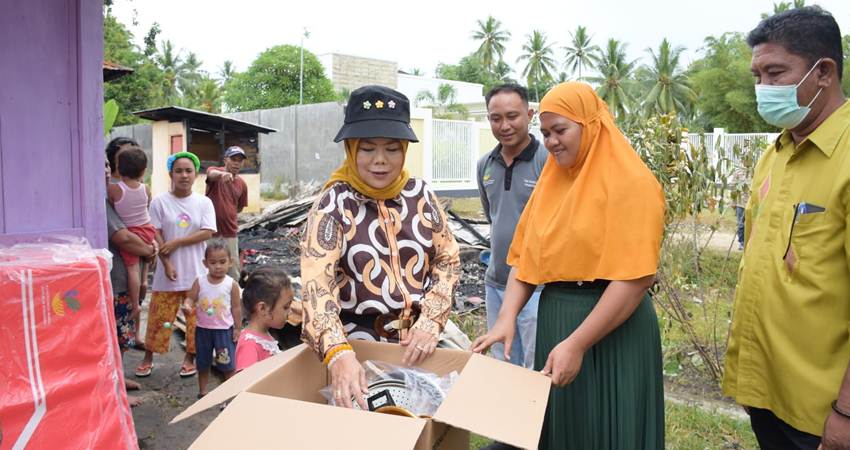 Datangi Korban Kebakaran di Tibawa, Idah Serahkan Bantuan Tanggap Darurat