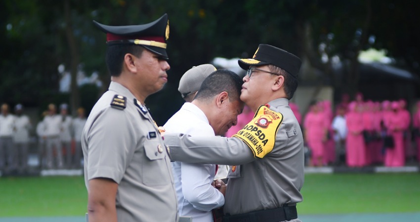 Kapolda Gorontalo Irjen Pol. Helmy Santika, SH, SIK, M.Si memberikan penghargaan kepada personil Polri dan PNS Polri yang berprestasi saat upacara kenaikan pangkat di Mako Polda Gorontalo, Sabtu (31/12/2022).