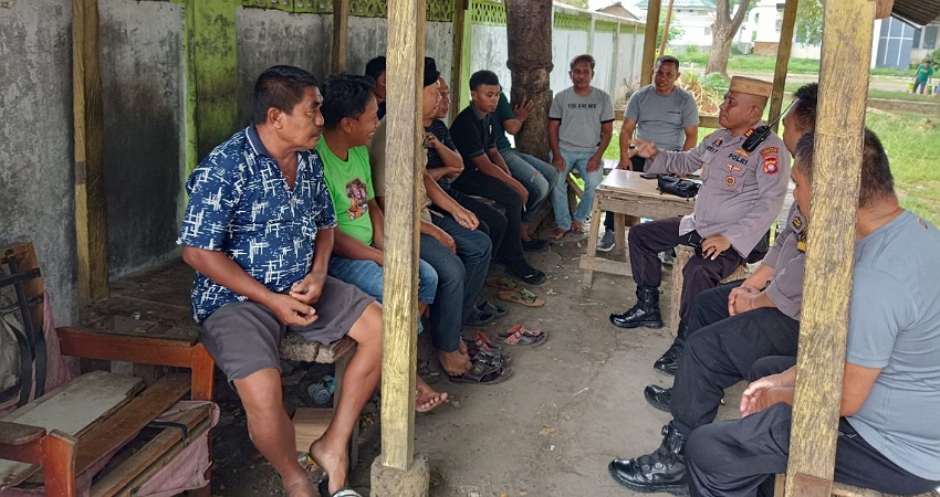 Kapolsek kota utara saat mendengarkan keluhan masyarakat