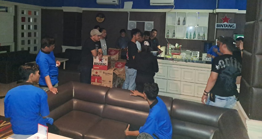 Ratusan botol minuman keras (Miras) disita oleh Polresta Gorontalo Kota, yang dipimpin langsung oleh Kasat Reskrim, Kompol Leonardo Widharta,S.I.K, saat pelaksanaan KRYD.