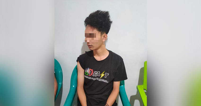 Tersangka dugaan persetubuhan anak dibawah umur saat diamankan petugas Resmob Polda Gorontalo.