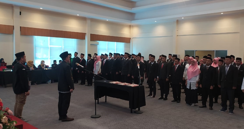 Ketua KPU Bone Bolango Adnan Berahim melantik anggota PPK se Bone Bolango di Hotel Damhil, Kota Gorontalo, Rabu (4/1). (Foto : caesar ntoma / gorontalopost)