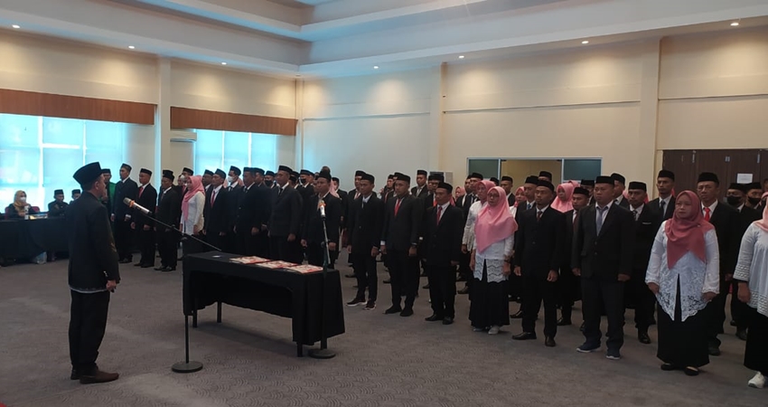 Foto puluhan anggota PPK se Bonbol dilantik. (Foto Caisar/GP)