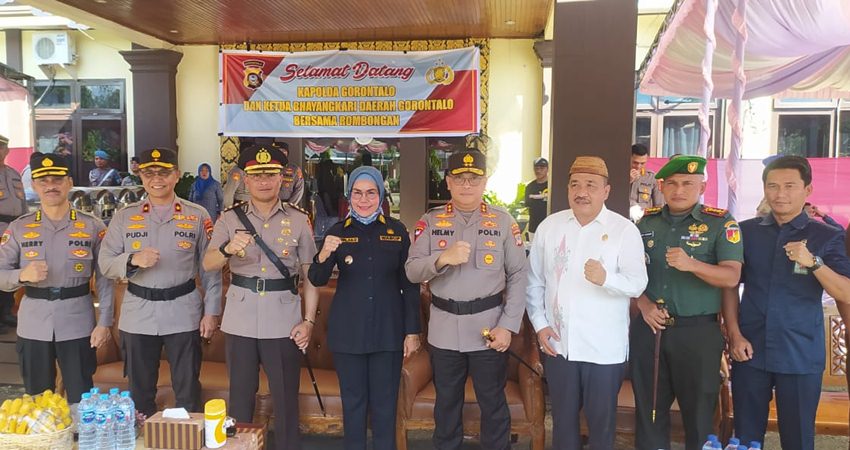 Kapolda Gorontalo Irjen Pol Helmy Santika beserta jajarannya dan Kapolres Bonbol Muhammad Alli SIK berpose bersama wabup Merlan Uloli dan ketua DPRD Halid Tangahu. (Foto Caisar/GP)