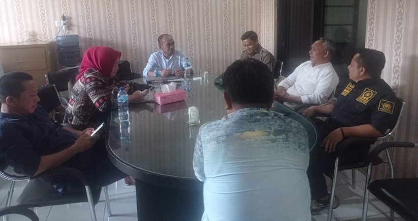 Komisi l saat melakukan rapat kerja komisi membahas program komisi kedepannya.