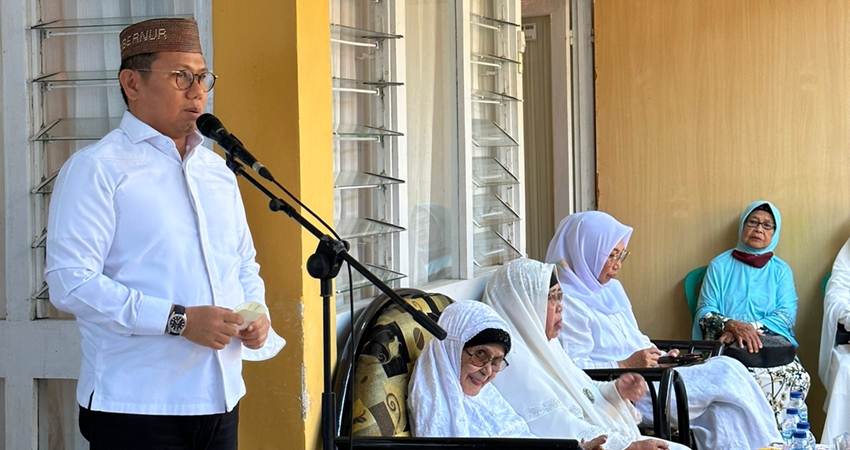 Penjagub Gorontalo saat memberikan sambutan pada takziah hari ke 6 meninggalnya Prof Tahir A Musa.