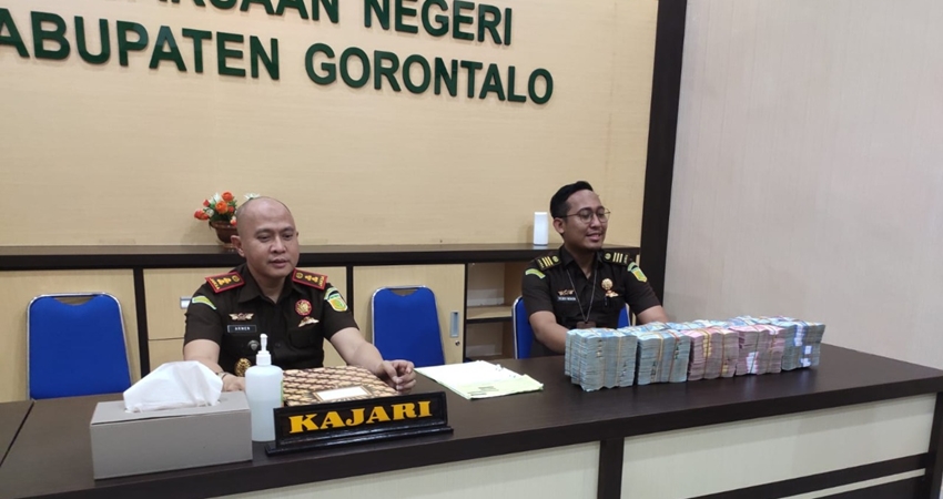 SELAMATKAN. Kajari Limboto Armen Wijaya dan barang bukti berupa dana sejumlah Rp 920 juta.