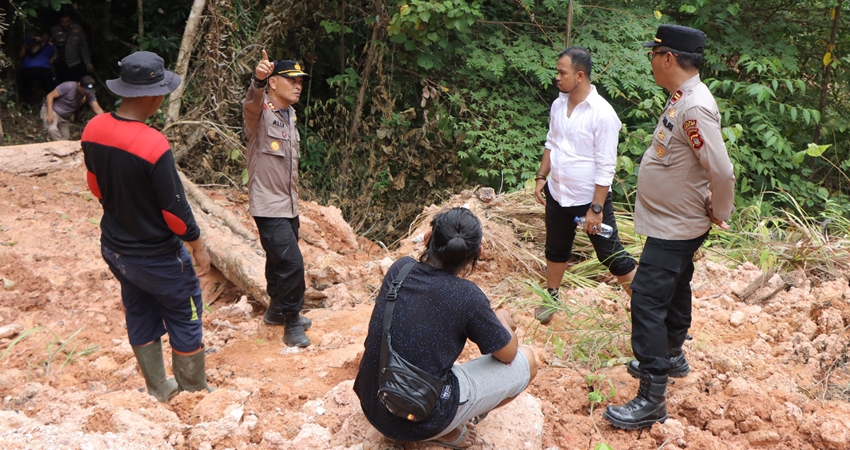Kapolres Bonbol AKBP Muhammad Ali, SIK saat turun langsung ke lokasi longsoran tanah di gunung Mereki Desa Pelita Jaya Kecamatan Bone Pantai Kabupaten Bone Bolango, Senin (9/1/23). (Foto: Noldy/Polres Bonbol).