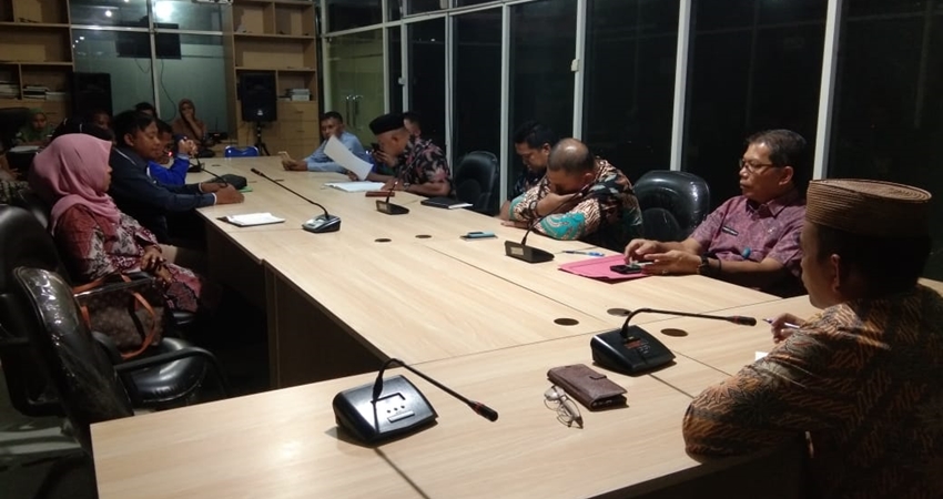 Komisi l DPRD Kabupaten Gorontalo saat melakukan RDP dengan pihak terkait tentang mundurnya lima aparat Desa Bumela, selasa (10/1). (F:Deice/Gorontalo Post)