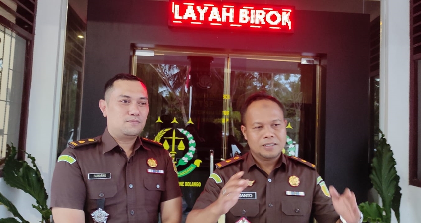 Kasi Intel Kejari Bone Bolango Santo Musa SH, MH saat memberikan keterangan kepada awak media terkait dugaan korupsi SPKP dari Bantuan Langsung Masyarakat Bone Bolango, Selasa (11/1/23). (Foto: Roy/Gorontalo Post).