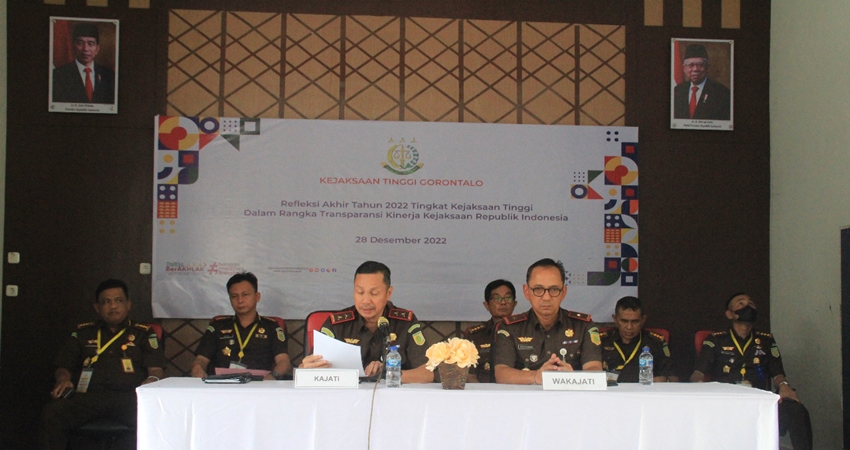 Kajati Gorontalo Haruna saat memberikan penjelasan mengenai proyek PEN di tiga daerah Provinsi Gorontalo yang telah disetop pendampingan oleh bidang DATUN Kejati Gorontalo sejak Desember 2022 lalu. (Foto: Istimewa).