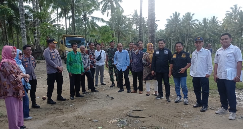 TURLAP. Komisi l saat melakukan kunjungan lapangan ke lokasi galian C, di Kecamatan Pulubala. (F: Deice/Gorontalo Post)
