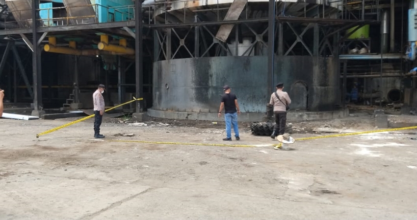 Kondisi lokasi jatuhnya dua korban yang sudah digunakan polisi line oleh pihak Polsek Tolanggohula. (F:ISTIMEWA)