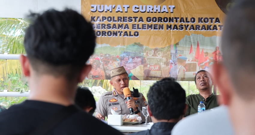 Kapolresta Gorontalo Kota, Kombes Pol. Dr. Ade Permana,S.I.K,M.H saat memberikan penjelasan kepada driver ojol dalam rangakaian kegiatan Jumat Curhat.