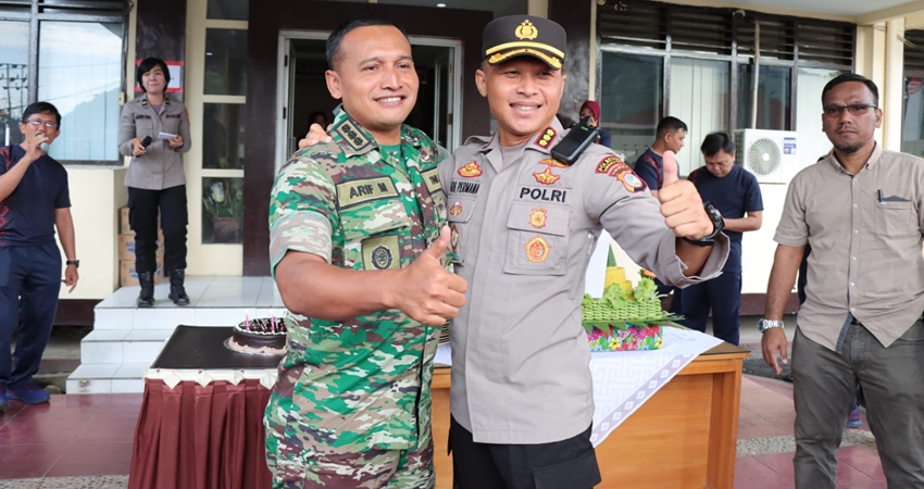 Dandim 1304 Gorontalo, Kolonel Inf. Arif Munawar,S.E,M.M bersama jajaran, mendatangi Mapolresta Gorontalo Kota, untuk merayakan hari ulang tahun Kapolresta Gorontalo Kota, Kombes Pol. Dr. Ade Permana,S.I.K,M.SH yang ke 45 tahun.