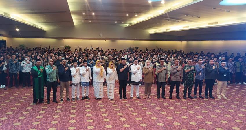 Komisioner KPU Bonbol dan tamu undangan berpose bersama ratusan PPS. (Foto Caisar/GP)