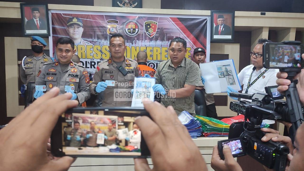 Kapolres Bonbol AKBP Muhammad Alli SIK didampingi Kompol Reza Hasni, S.I.K. dan Kasat Reskrim, IPTU Muhamad Aryanto, S.T.K, memberi keterangan Konferensi Pers dihadapan para awak media kemarin(Foto Natha/GP)