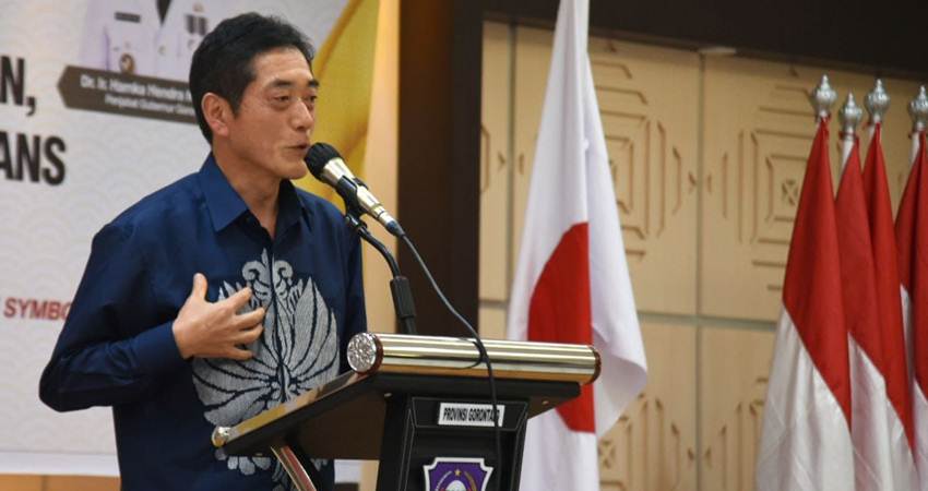 Gubernur Ehime Tokihiro Nakamura Senang Kenakan Karawo