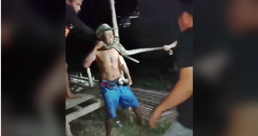 Tangkapan layar video seorang warga di Kecamatan Bone, Kabupaten Bone Bolango yang dililit ular. (Foto: Istimewa)