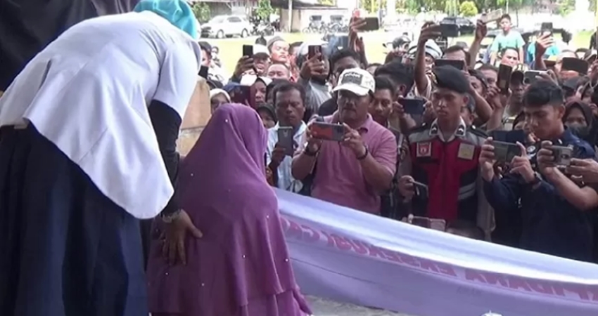 Penggalan videp seorang perempuan dihukum cambuk sebanyak 24 kali. Dalam video dilabeli perempuan ini sebagai pelakor. (Foto tangkapan layar)